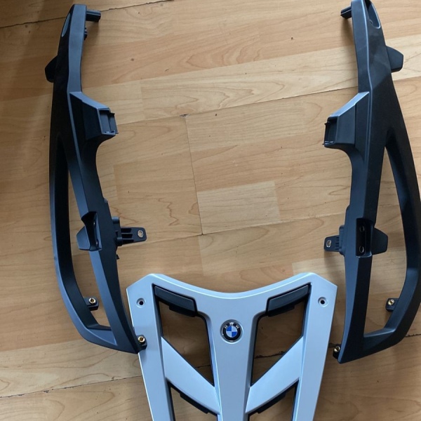 Portaequipajes con soporte para maletero